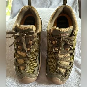 KEEN women’s Wasatch Crest breathable hiking Shoe. Size 7.5 great condition